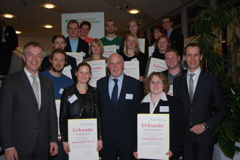 Gruppenbild der Preistr&auml;gerinnen und Preistr&auml;ger des Nachwuchsf&ouml;rderpreises 2013 der Landwirtschaftskammer Nordrhein-Westfalen